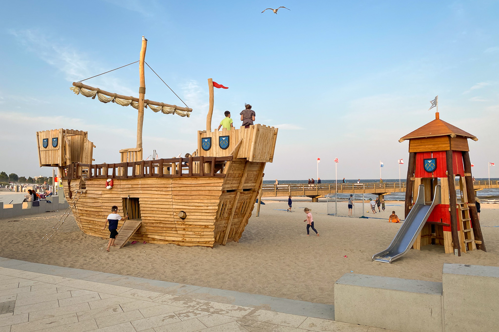 Schiff Turm Spielplatz Ostsee Seebrück 