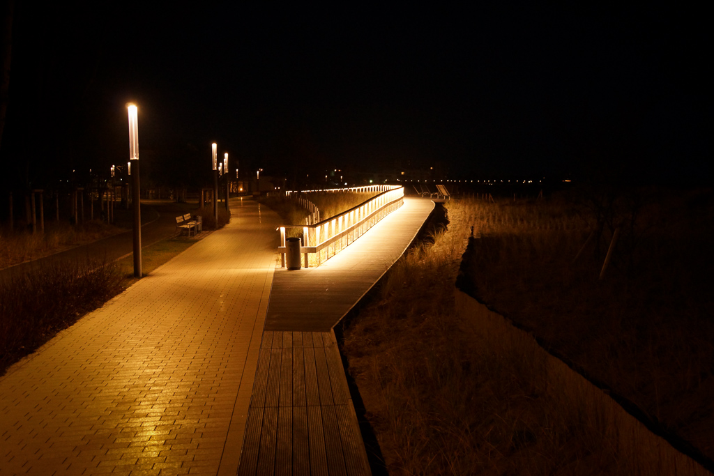 Deichpromenade bei Nacht